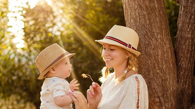 mother_and_child_wearing_hats_in_the_sun